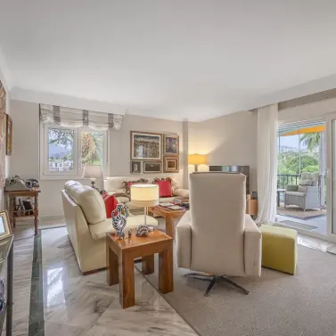 Sale of middle floor apartment in Nueva Andalucía