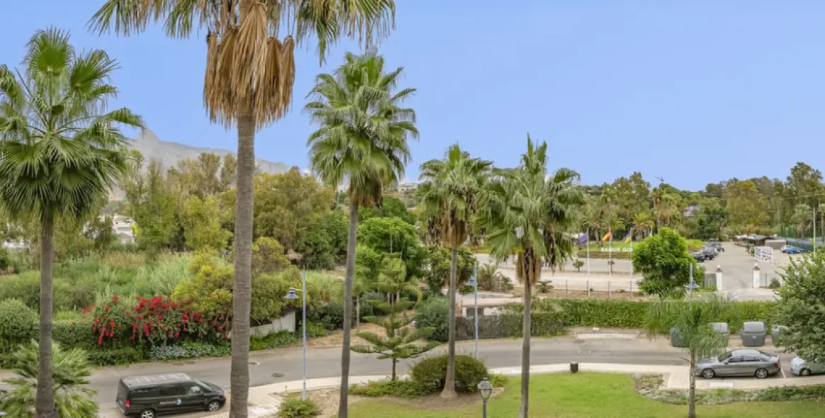 Sale of middle floor apartment in Nueva Andalucía 10