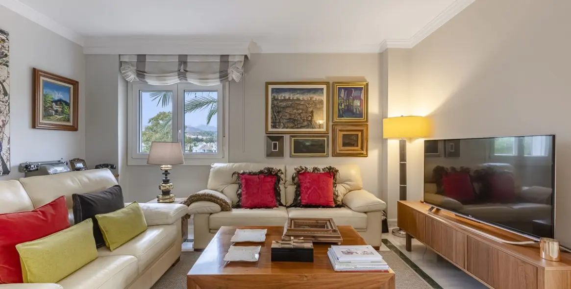 Sale of middle floor apartment in Nueva Andalucía 13