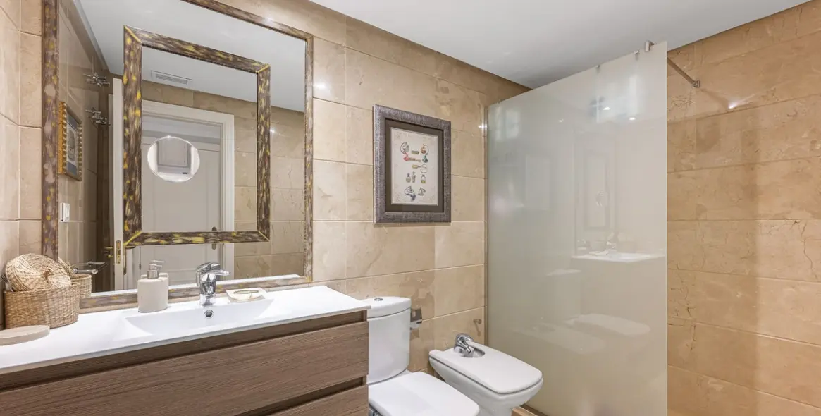 Sale of middle floor apartment in Nueva Andalucía 19