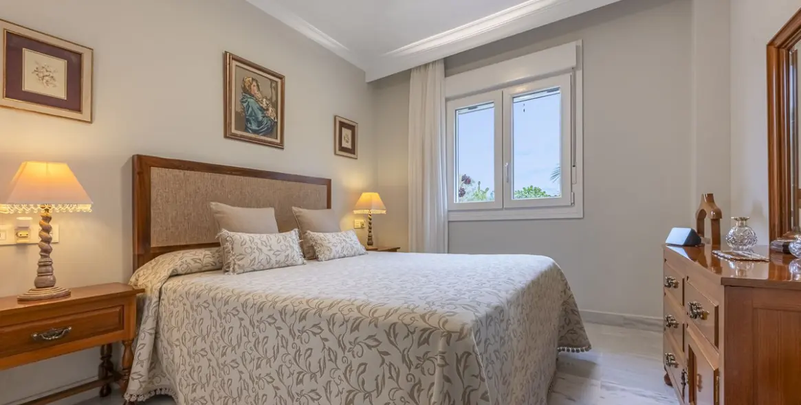 Sale of middle floor apartment in Nueva Andalucía 21