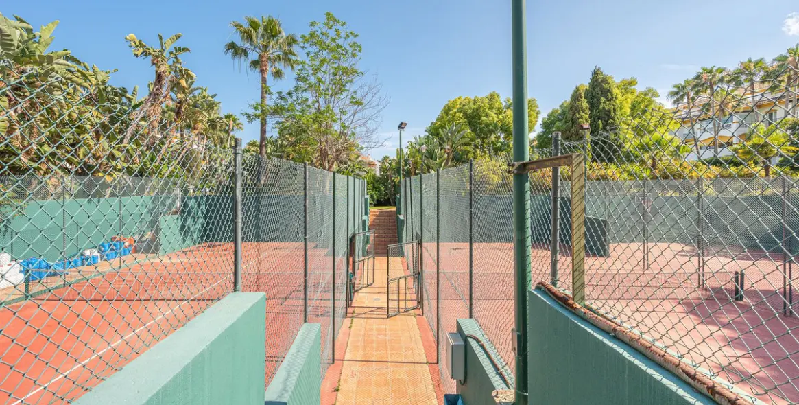 Sale of middle floor apartment in Nueva Andalucía 24