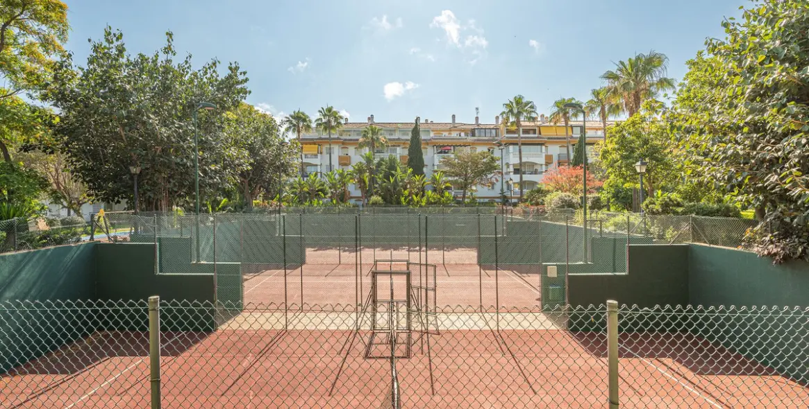 Sale of middle floor apartment in Nueva Andalucía 25