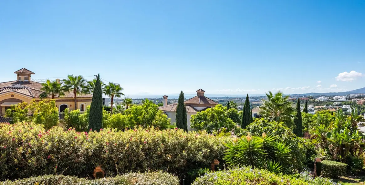 Sale of middle floor apartment in Los Flamingos 2