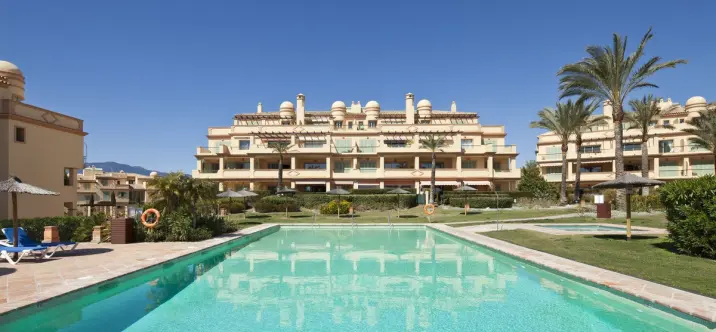 Sale of middle floor apartment in Los Flamingos 2