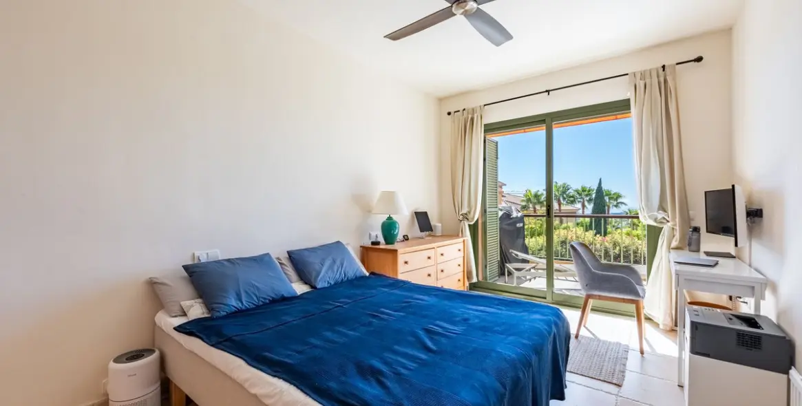 Sale of middle floor apartment in Los Flamingos 9