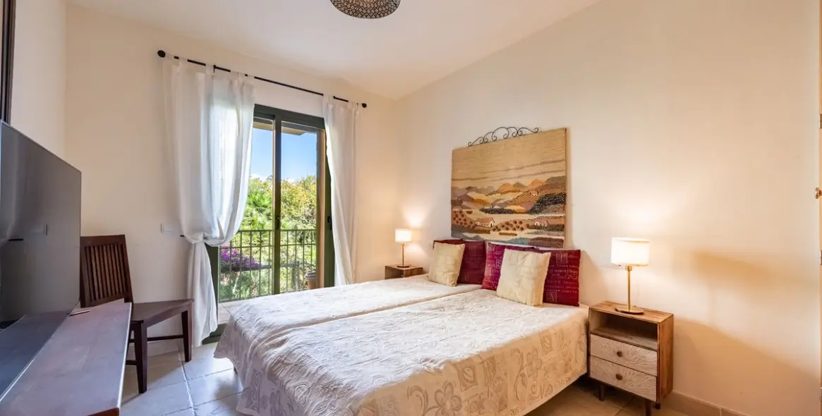 Sale of middle floor apartment in Los Flamingos 13