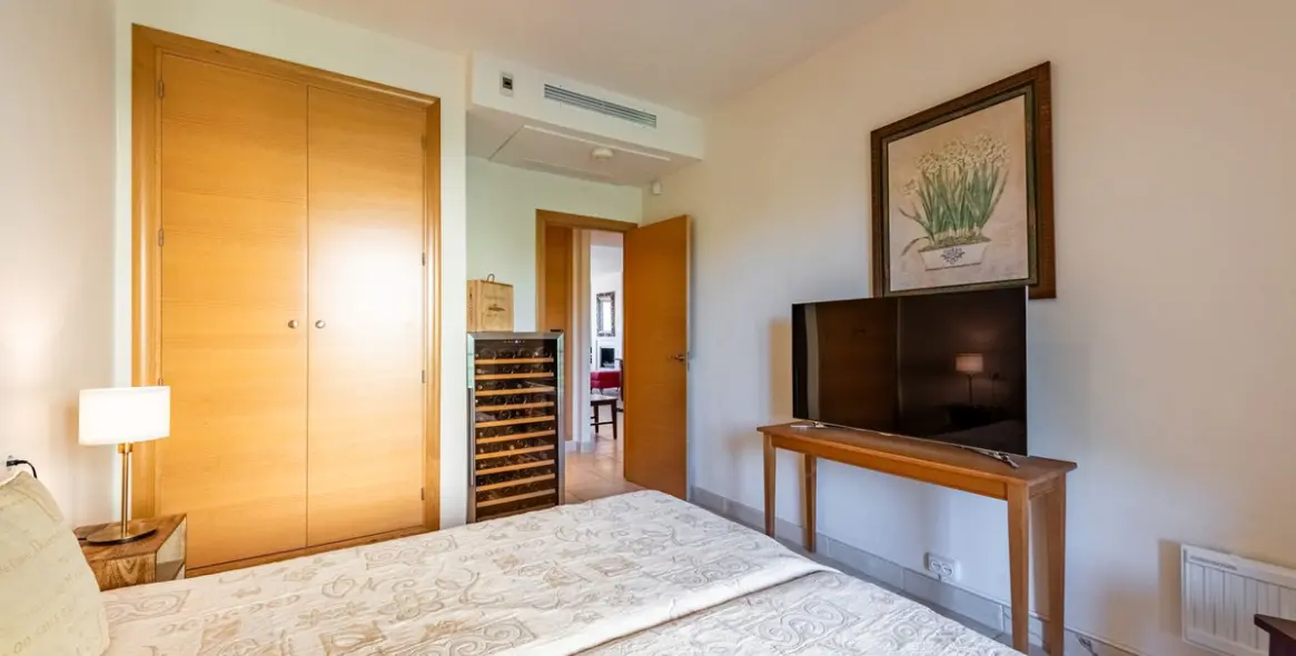 Sale of middle floor apartment in Los Flamingos 14