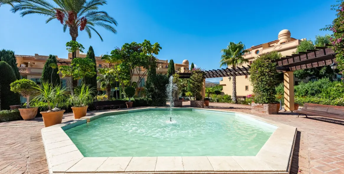 Sale of middle floor apartment in Los Flamingos 17