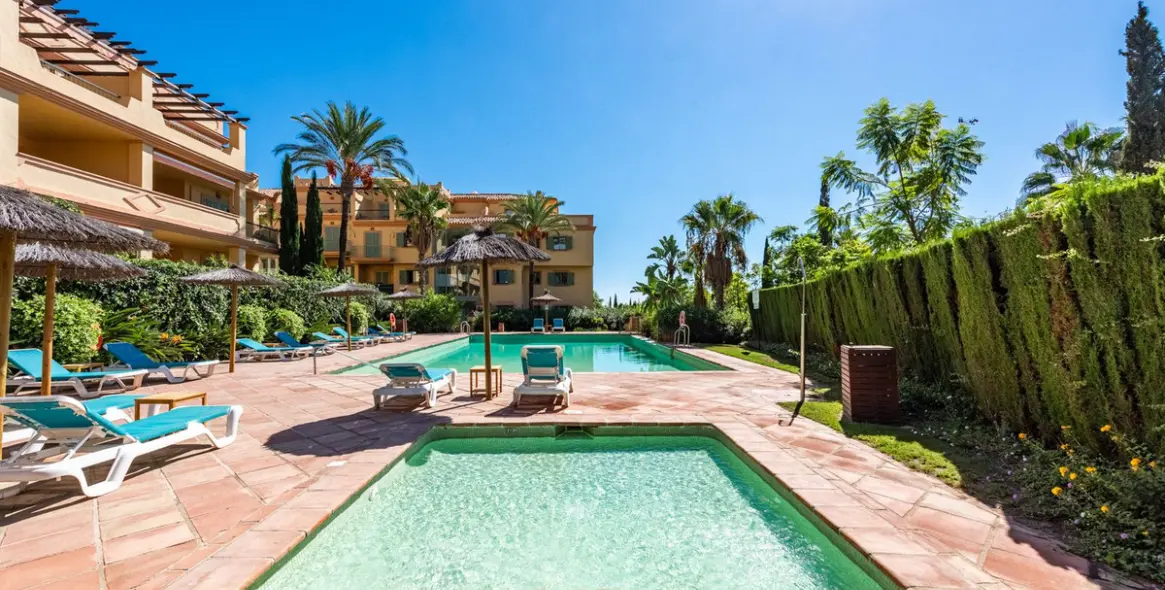 Sale of middle floor apartment in Los Flamingos 19