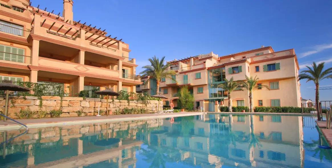 Sale of middle floor apartment in Los Flamingos 20