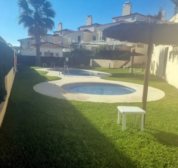 Продажа дома на две семьи в Campanillas