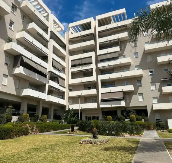 Sale of middle floor apartment in Nueva Andalucía