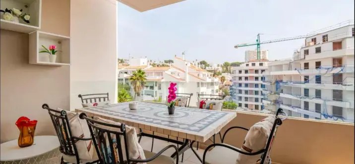 Sale of middle floor apartment in Nueva Andalucía 0