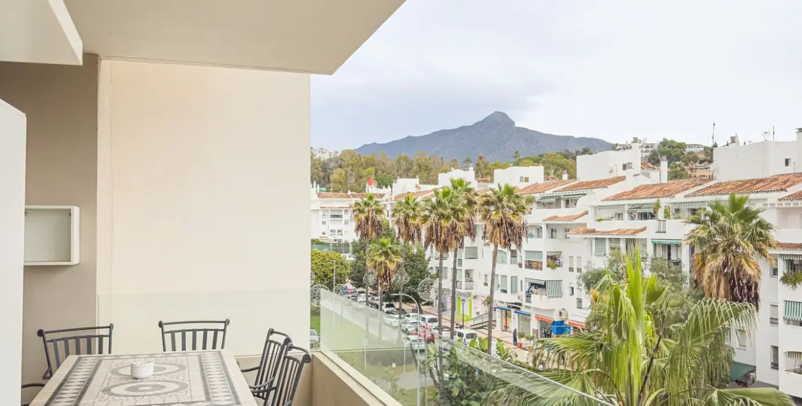 Sale of middle floor apartment in Nueva Andalucía 2