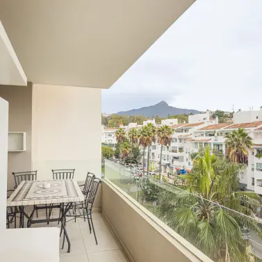 Sale of middle floor apartment in Nueva Andalucía