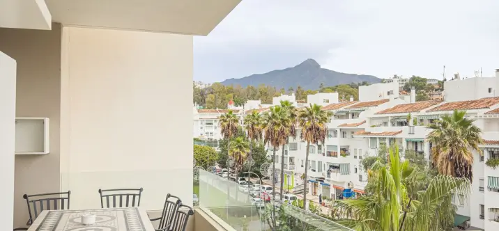 Sale of middle floor apartment in Nueva Andalucía 1