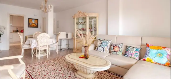 Sale of middle floor apartment in Nueva Andalucía 3