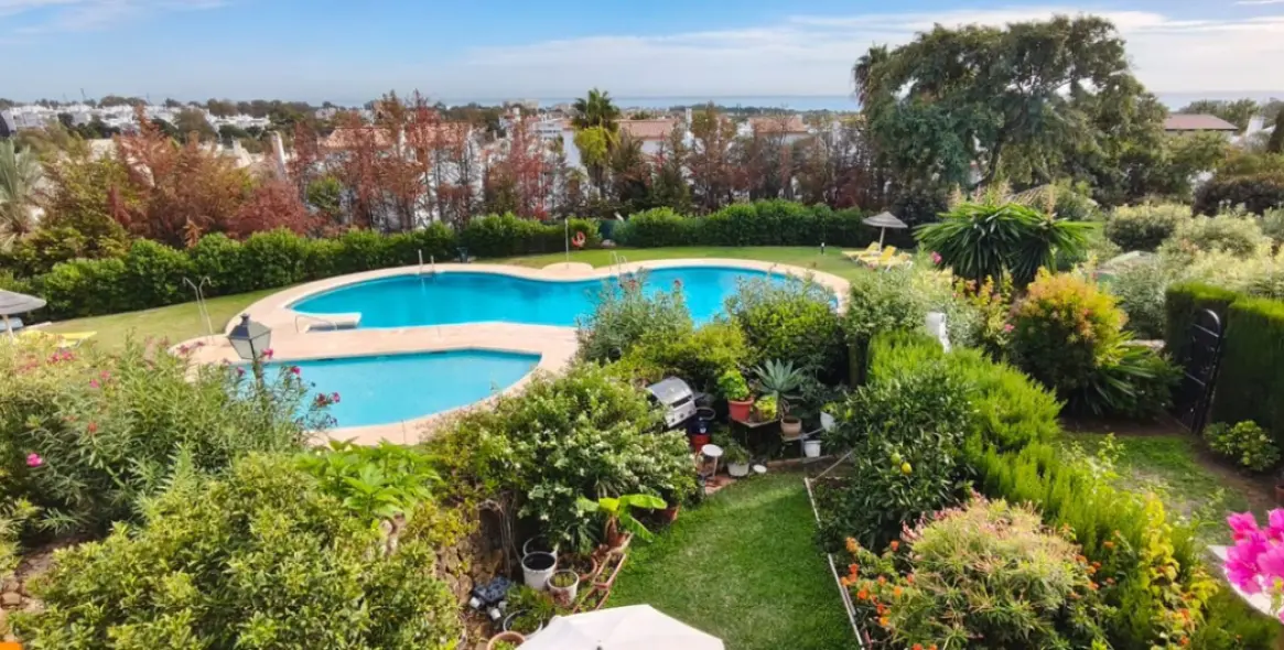 Sale of townhouse in El Paraiso 1