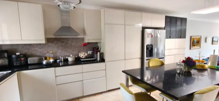 Sale of townhouse in El Paraiso 3