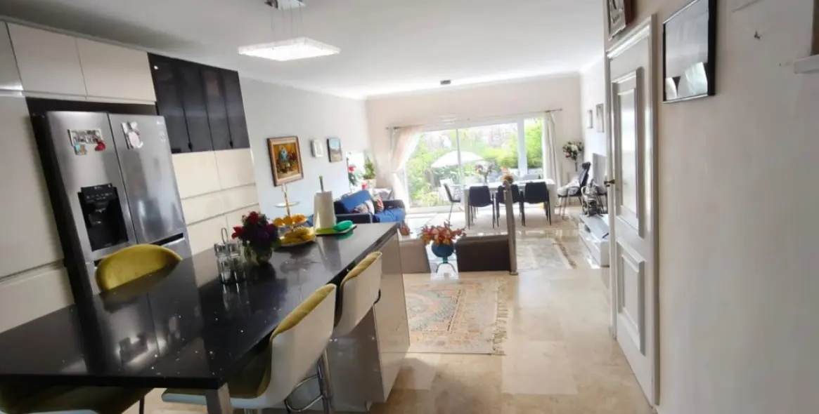 Sale of townhouse in El Paraiso 8