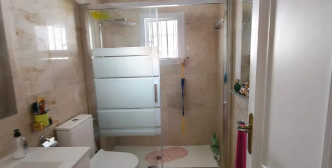 Sale of townhouse in El Paraiso 10