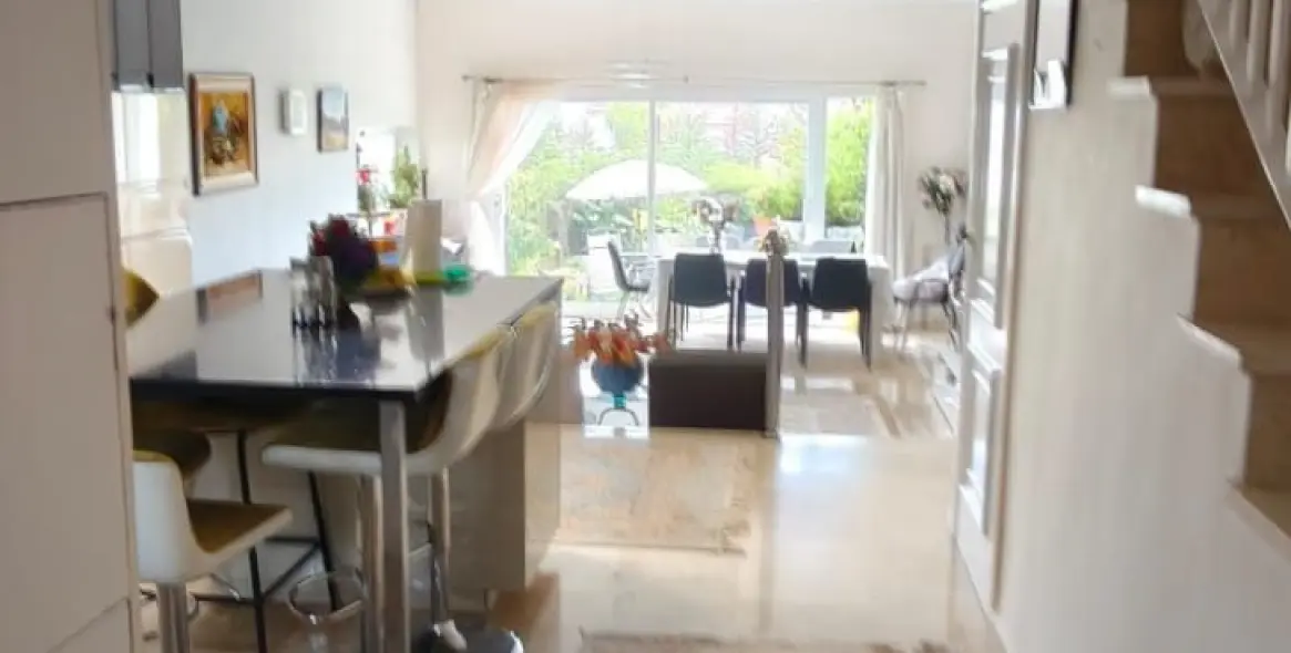 Sale of townhouse in El Paraiso 11