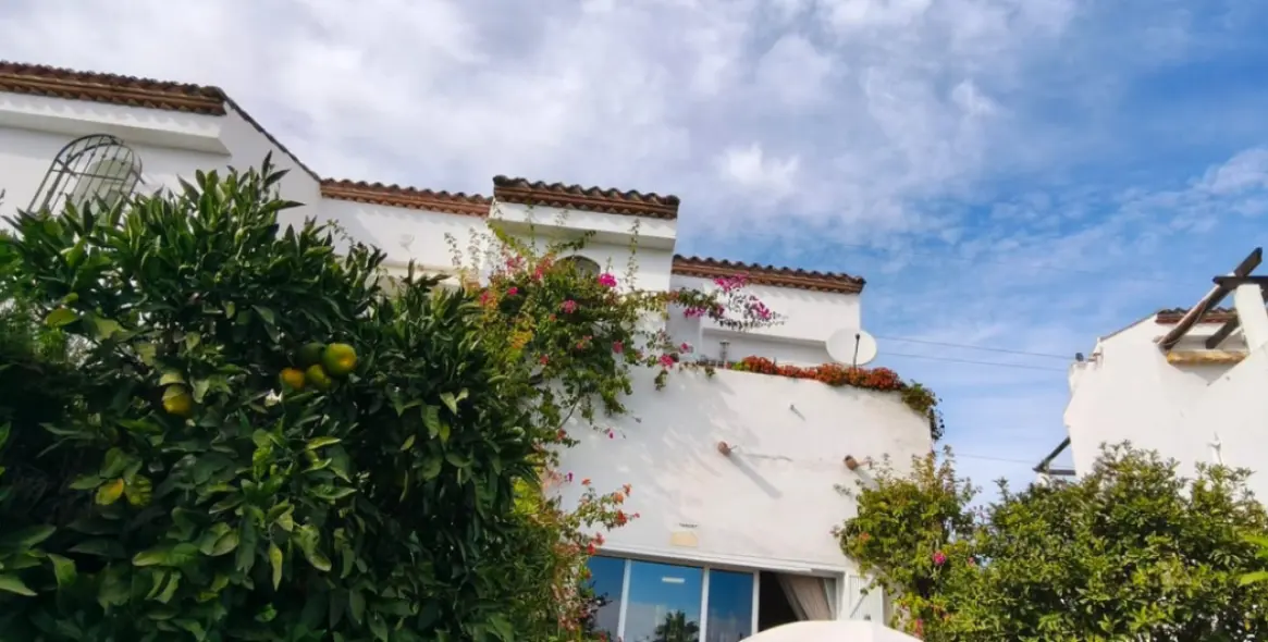 Sale of townhouse in El Paraiso 13