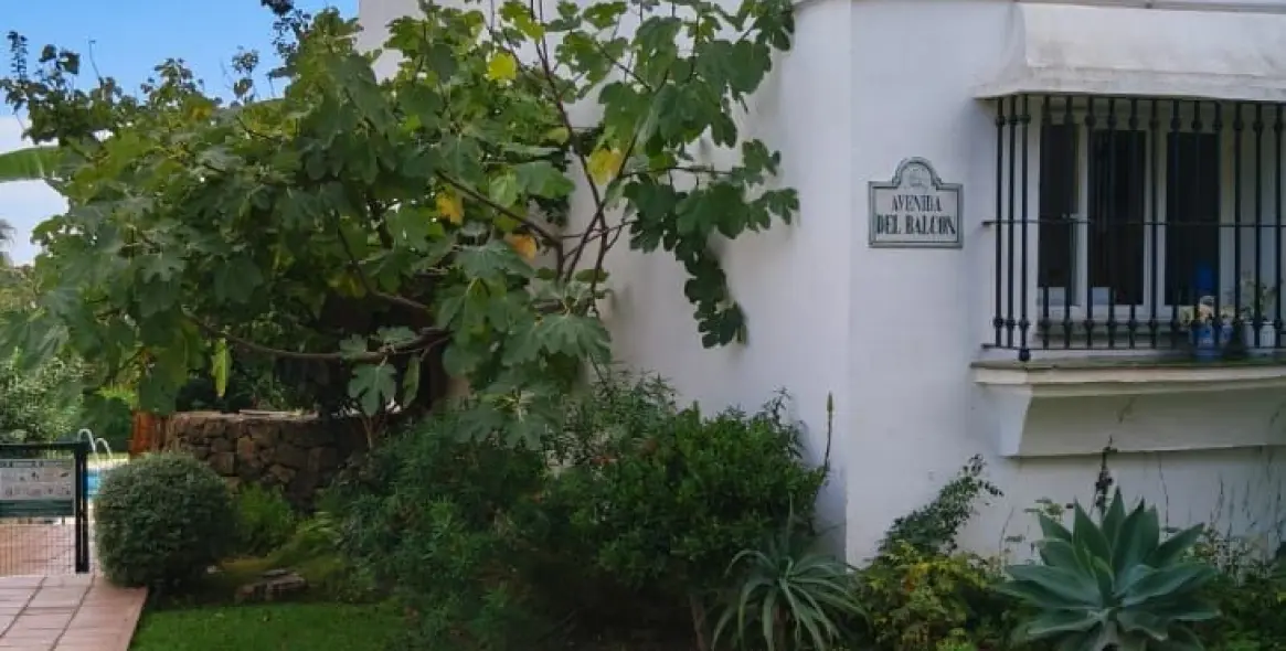 Sale of townhouse in El Paraiso 16