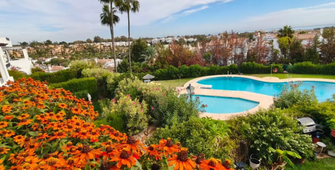 Sale of townhouse in El Paraiso 18