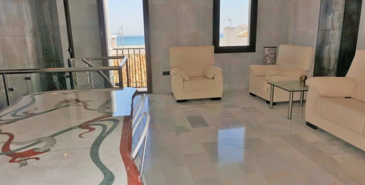 Long-term rent of middle floor apartment in Puerto Banús 13