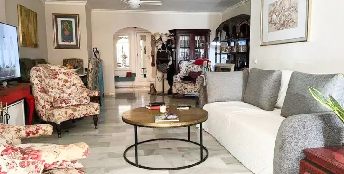 Sale of middle floor apartment in Nueva Andalucía 2