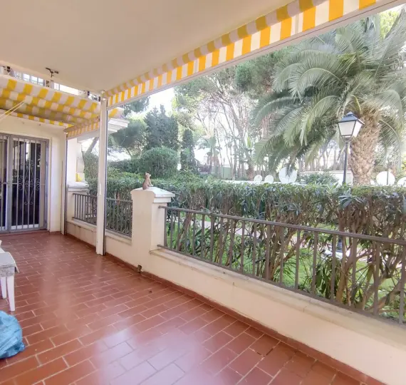 Venta de apartamento en planta baja en Puerto Banús