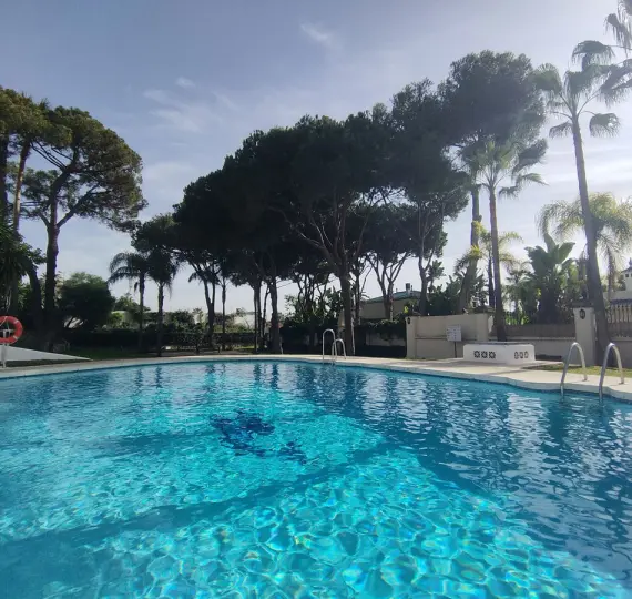 Venta de apartamento en planta baja en Puerto Banús