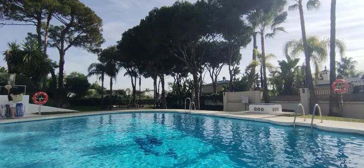 Venta de apartamento en planta baja en Puerto Banús 2