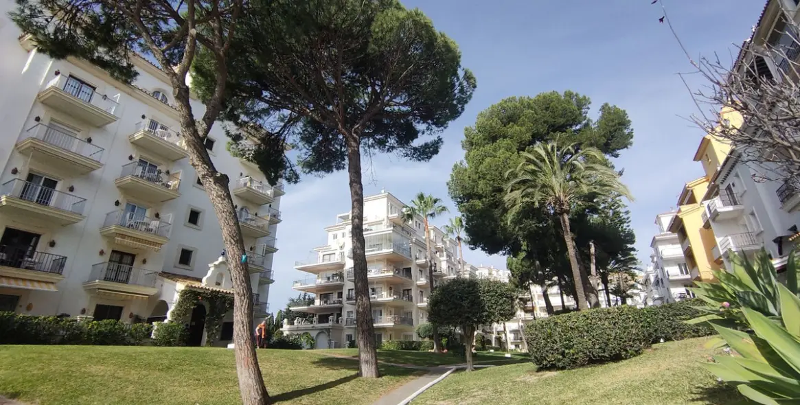 Sale of ground floor apartment in Puerto Banús 9