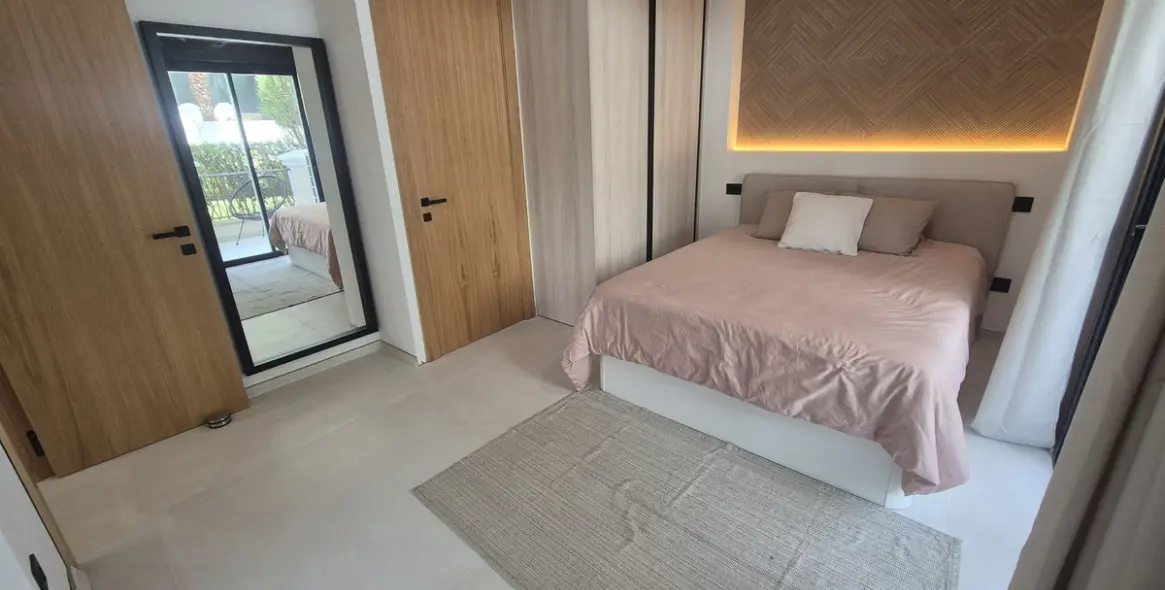 Venta de apartamento en planta baja en Puerto Banús 24