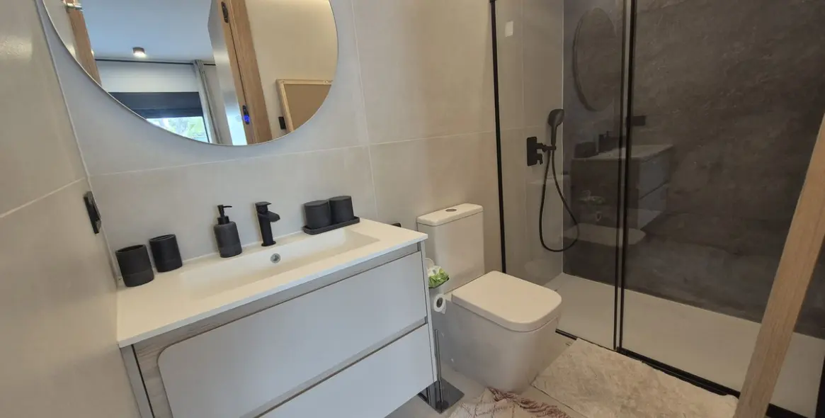 Venta de apartamento en planta baja en Puerto Banús 29