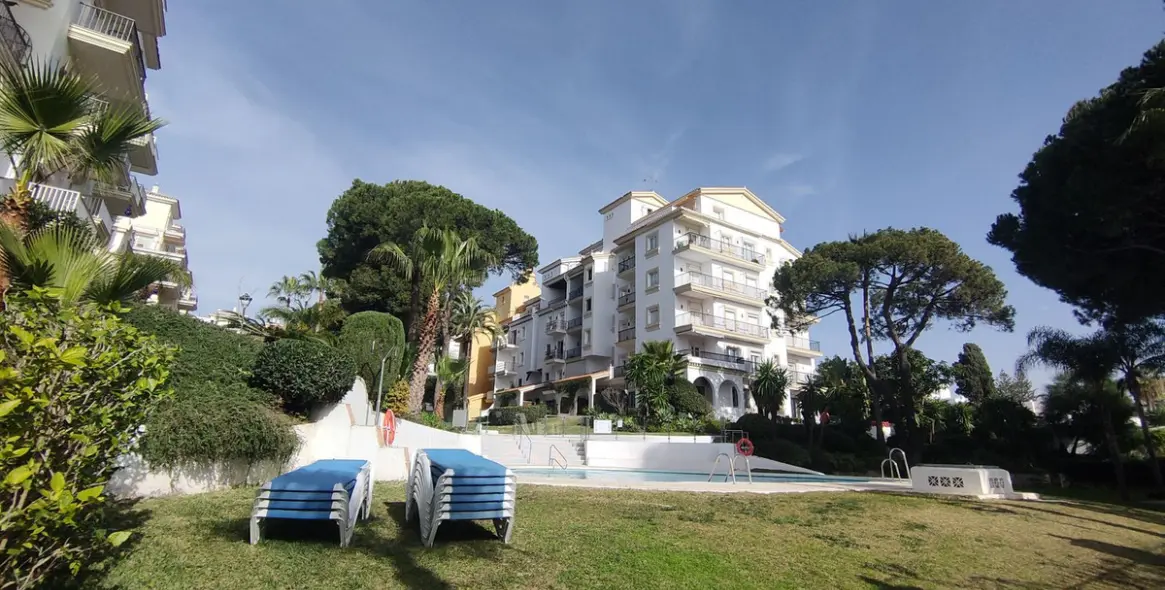 Venta de apartamento en planta baja en Puerto Banús 44