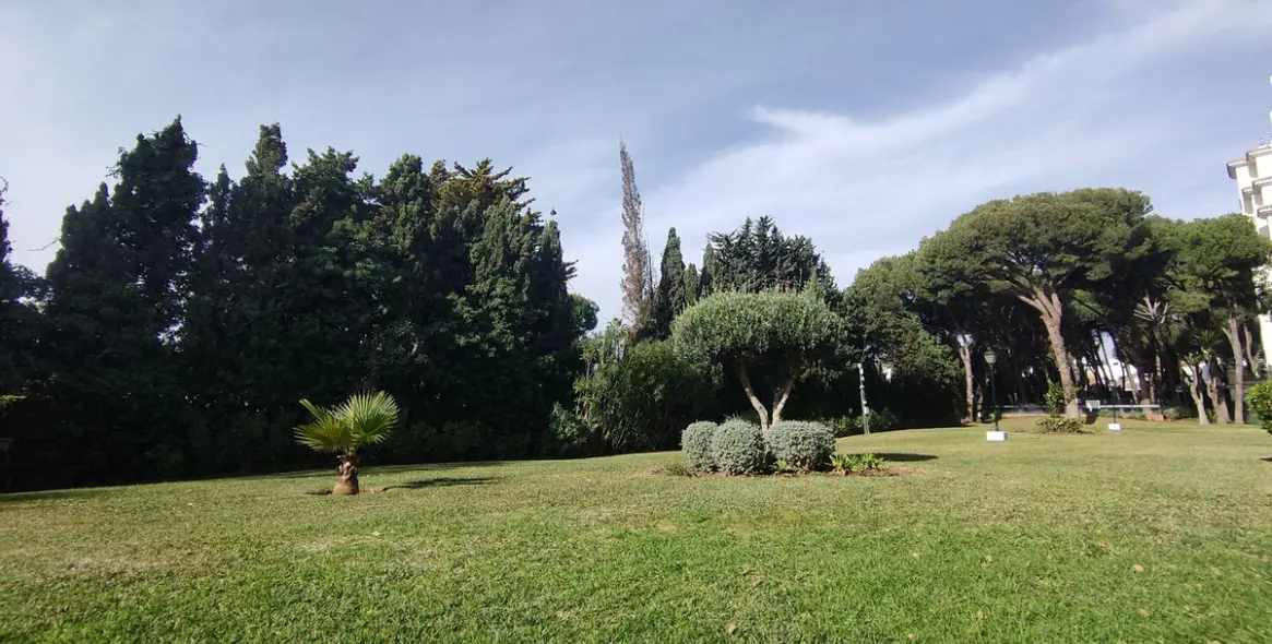 Venta de apartamento en planta baja en Puerto Banús 61
