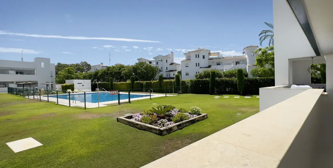 Sale of ground floor apartment in Nueva Andalucía 6