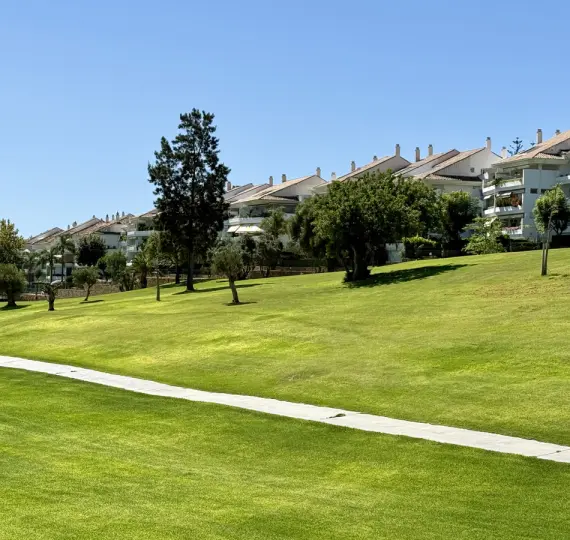 Venta de apartamento en planta baja en Guadalmina Baja