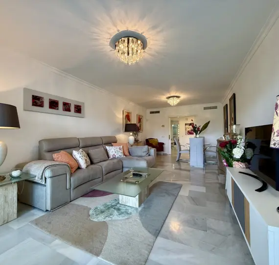 Venta de apartamento en planta baja en Guadalmina Baja