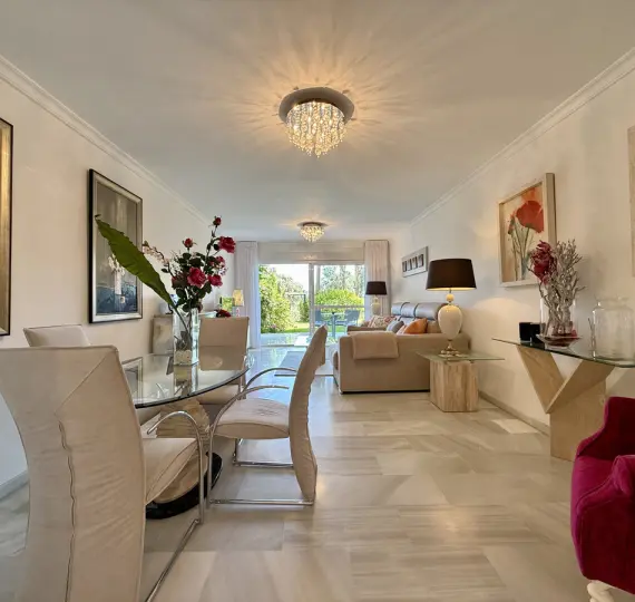 Venta de apartamento en planta baja en Guadalmina Baja