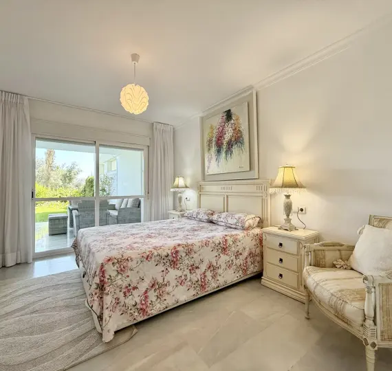 Venta de apartamento en planta baja en Guadalmina Baja