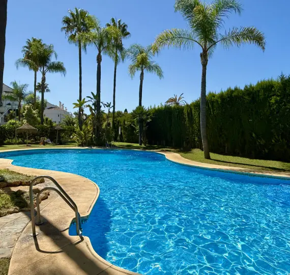 Venta de apartamento en planta baja en Guadalmina Baja