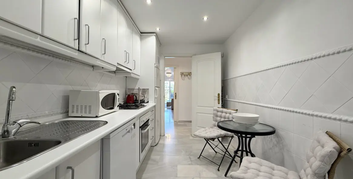 Venta de apartamento en planta baja en Guadalmina Baja 12