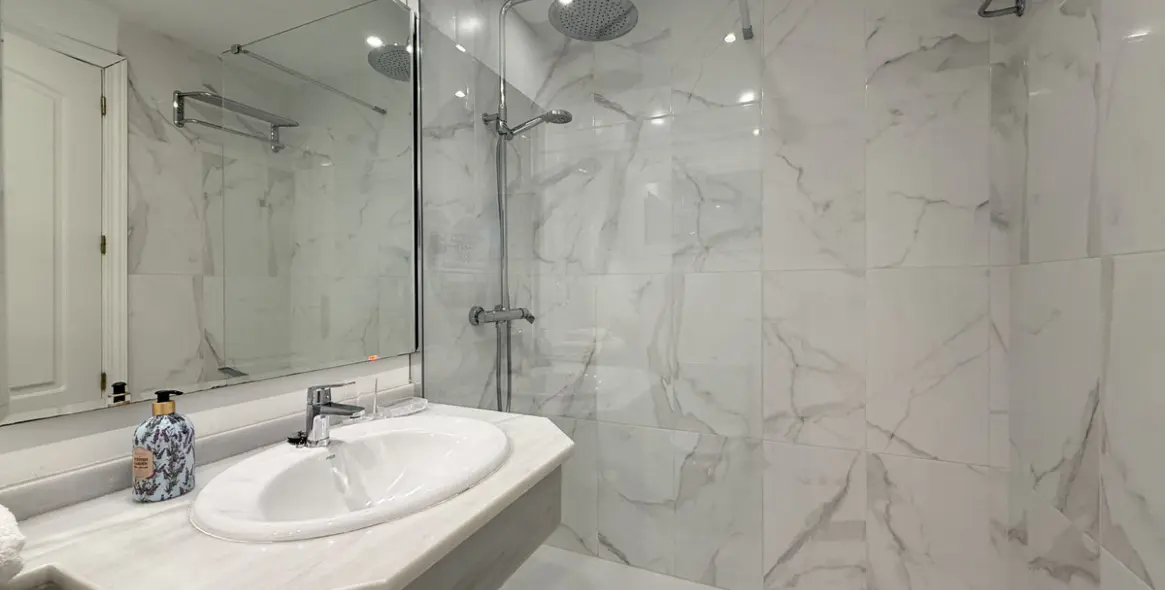 Venta de apartamento en planta baja en Guadalmina Baja 14