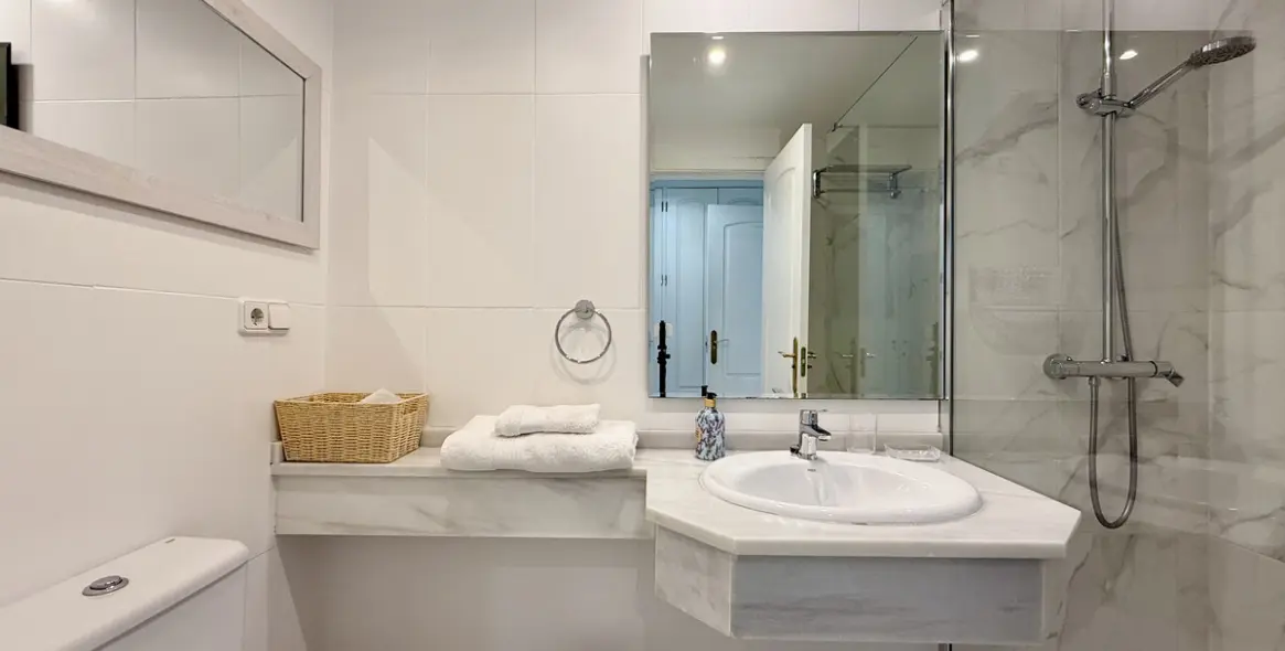 Venta de apartamento en planta baja en Guadalmina Baja 15