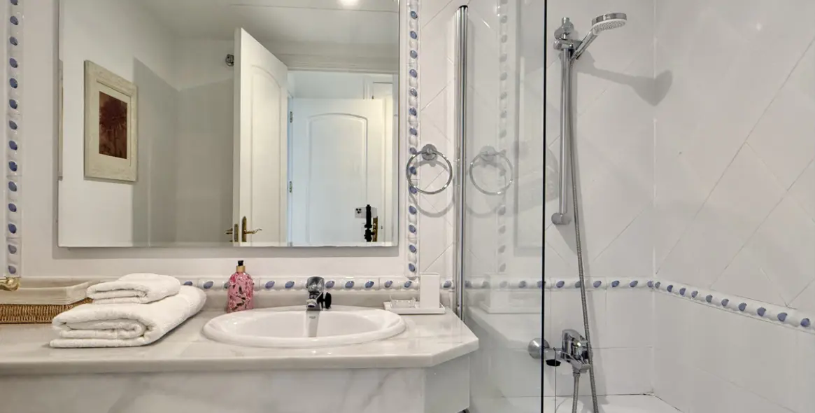 Venta de apartamento en planta baja en Guadalmina Baja 18